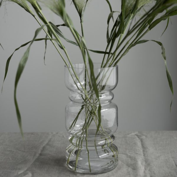 312020 - Herresta - vas - kamixa.se - storefactory - hög vas - maffig - blommor - inredning - glas - clear