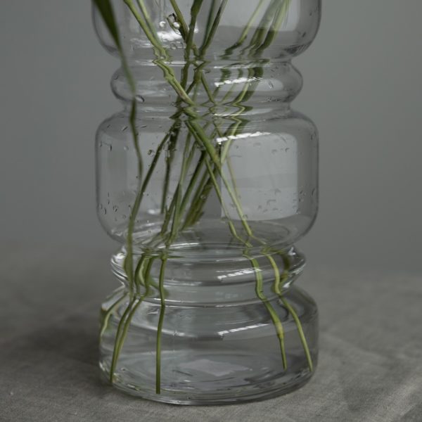 312020 - Herresta - vas - kamixa.se - storefactory - hög vas - maffig - blommor - inredning - glas - clear