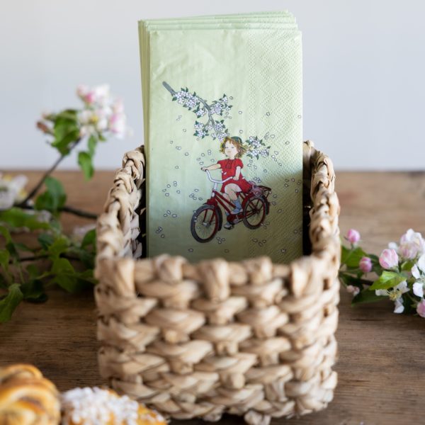 416118 - 416119 - servetter - lotta - cykel - servering - grön - blommor - röd - present - astrid lindgren - StoreFactory - Kamixa.se - vacker - barn - kalas - fika - middag - gunga - vit - träd - bamse - grisen