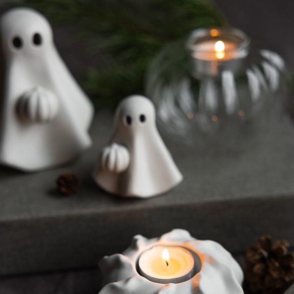 517106 - Sune - sam - storefactory - kamixa.se - keramik - dekoration - spöke - lera - pumpa - present - halloween - halloweendekoration - orange - vit - ekollon - svampar - pynta - bus eller godis