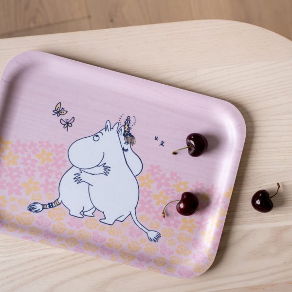 Muurla Moomin tray Hug 27x20cm_2600-2720-02_6416114970452_1